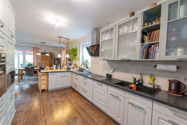 Küche mit Einbauküche