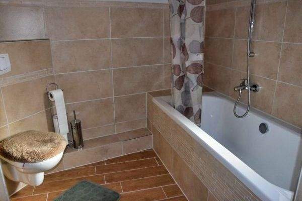 Tageslichtbad mit Badewanne