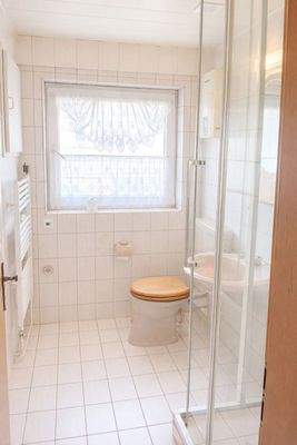 Helles Badezimmer im OG