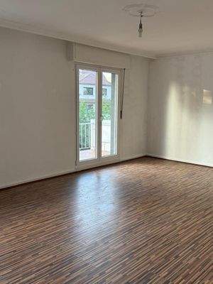 Lichtdurchflutetes Zimmer mit Balkonzugang - Moderne Wohnqualität auf höchstem Niveau!