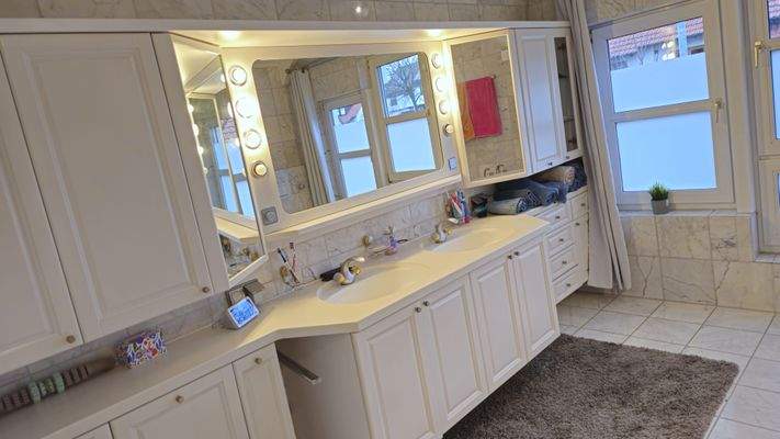 Waschbeckenschrankzeile mit großer
Spiegelfläche