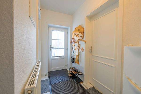 Eingangsbereich_rechte Tür geht zum Wohnraum.jpg