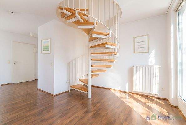 Wohnzimmer / Treppenaufgang zum Schlafbereich