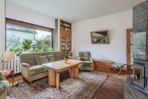 Wohnzimmer mit Panoramafenster und Kamin