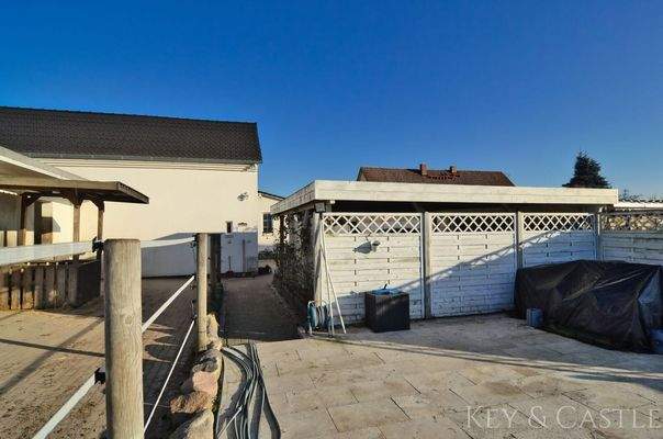 Terrasse mit Blick auf das Carport 