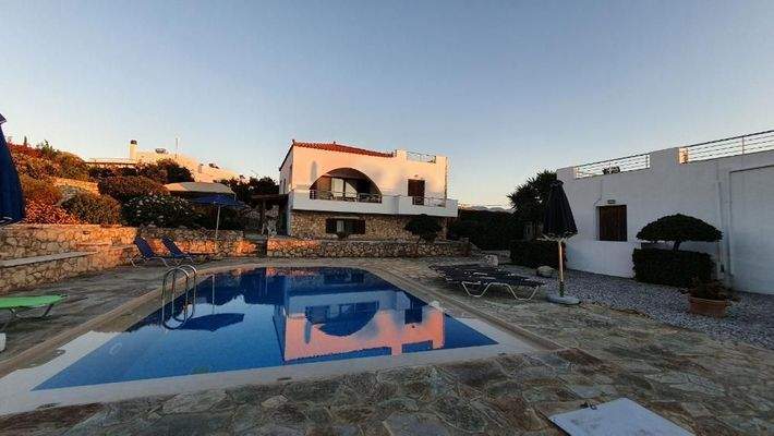 MIT VIDEO! Kreta, Plaka: Villa mit traditionellen Elementen und Meerblick zu verkaufen