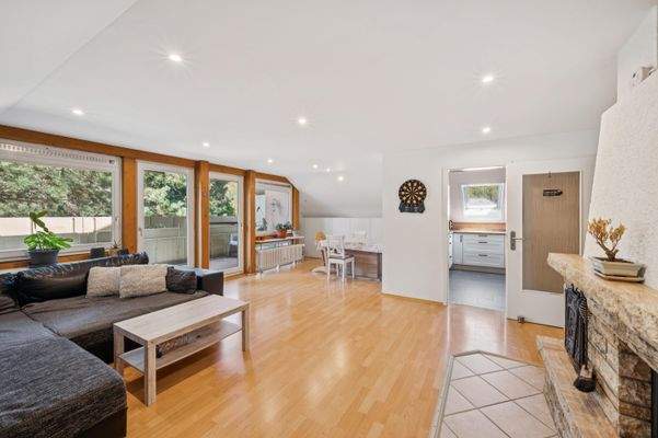 Wohnzimmer mit Blick in die Küche