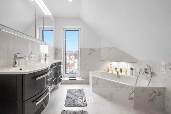 GROßZÜGIGES BAD MIT TAGESLICHTBAD