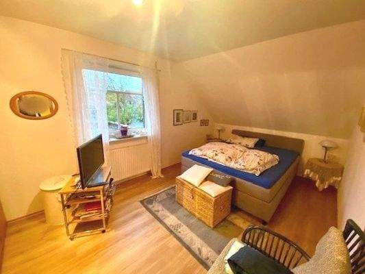 Das Bett passt optimal unter die Dachschräge