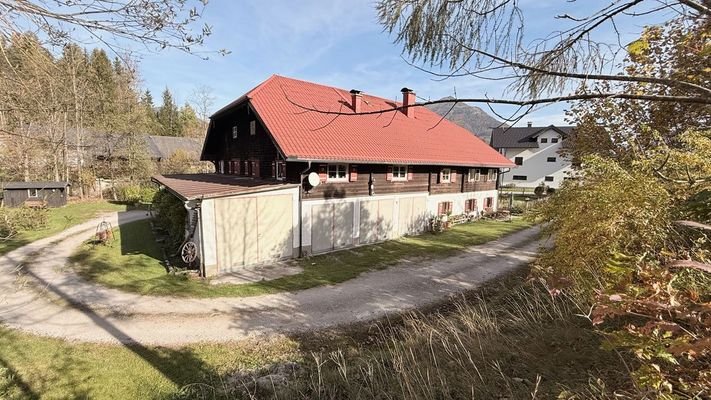 Anwesen mit Garagenanbau
