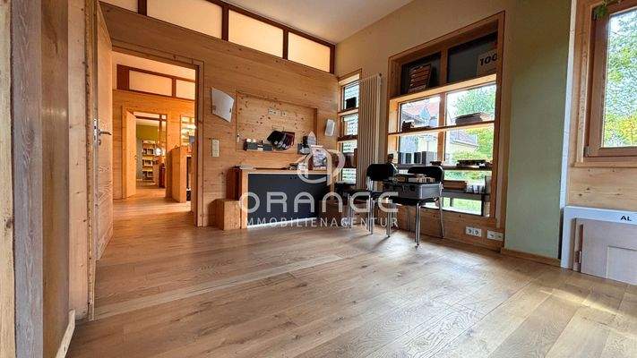 Flexibler Büro-/Showroom-Bereich mit Außenzugang