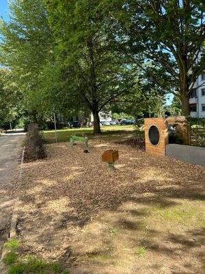 Außenanlage mit Begrünung und Spielplatz 