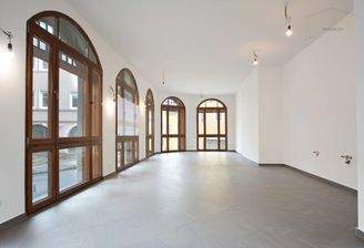 Geschäftsfläche entlang der Straße und Fußweg