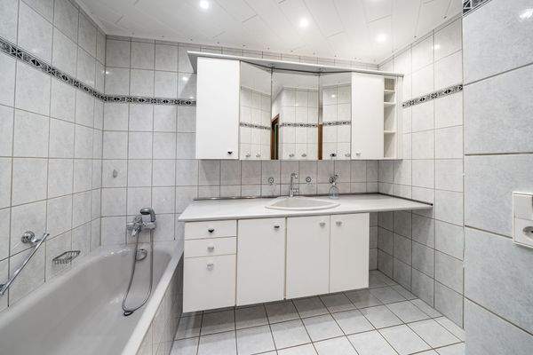 Bad mit Wanne und Dusche