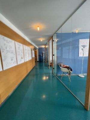 Moderner Flur mit Glaswänden