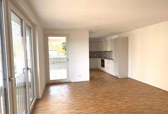 Essbereich mit Blick auf die Einbauküche