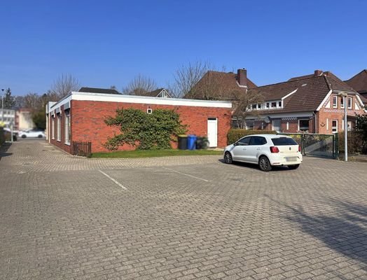 Rückansicht des Flachdachgebäudes