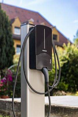 Detailaufnahme der Wallbox mit Schnellladeeinrichtung
