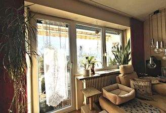 Wohnzimmer mit Zugang zur Loggia