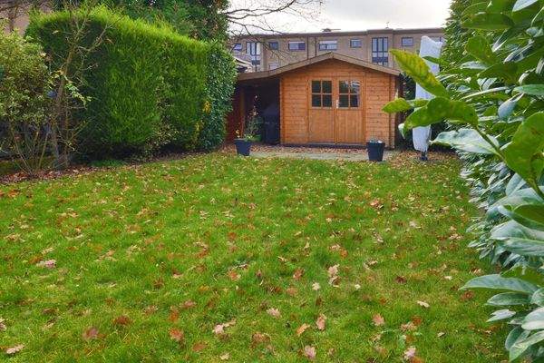 mit großem Gartenhaus