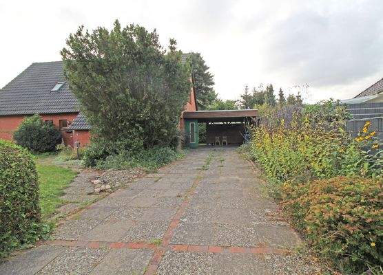 Auffahrt und Carport