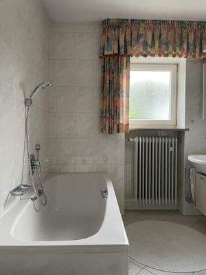 Blick auf die Badewanne im OG