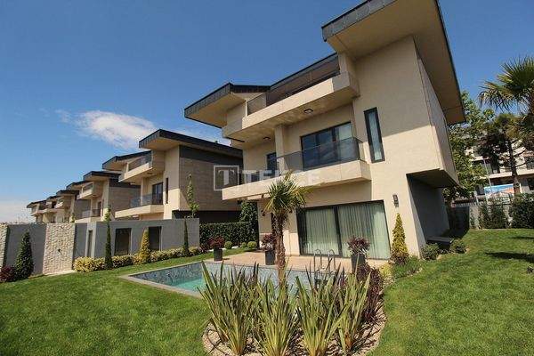 Detached and Semi-Detached Villas Near the Beach in İstanbul