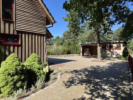 Hausansicht mit Schuppen