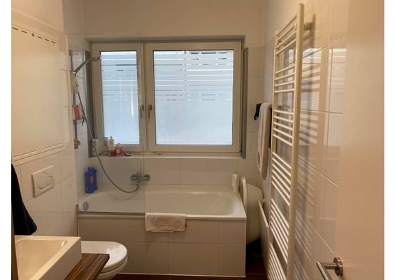 plainstrasse Bad mit Badewanne, Fenster, WC, Handt