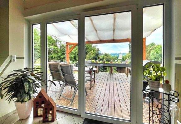 EG Küche Whg. 1: Großer Balkon mit Sonnensegel