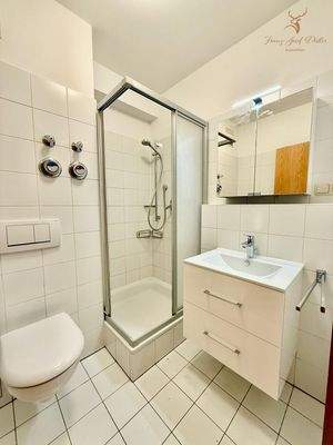 Badezimmer mit Dusche