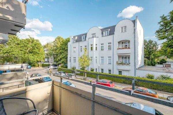 Südbalkon zur ruhigen Straße