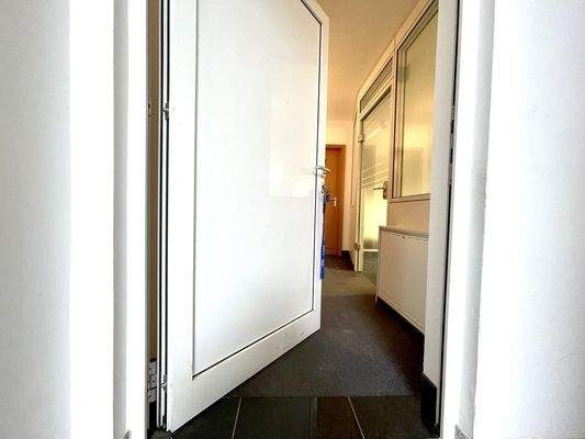 Eingangsbereich - gem. Nutzg. mit Nachbargewerbe