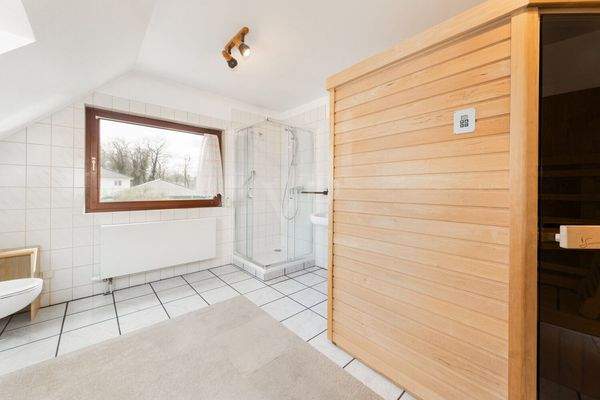 Duschbad mit Infrarotkabine im Dachgeschoss