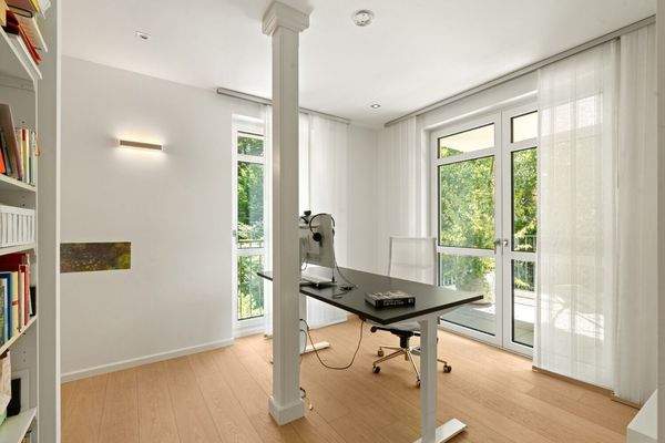 Work Space mit Gartenblick