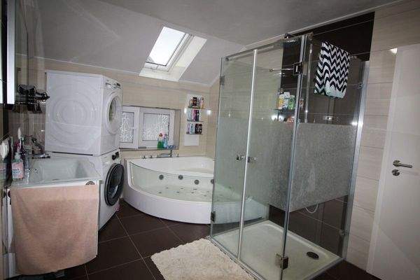 6-OG Badzimmer mit Jacuzzi-Wanne und Dusche