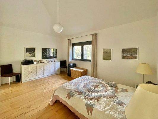 Großzügig und zur Ostseite orientiert stellt sich das schöne Schlafzimmer dar