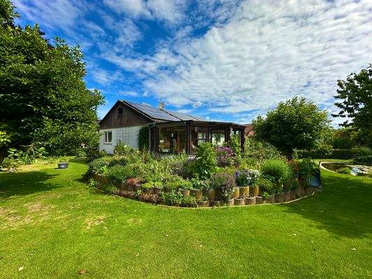 Idyllischer Garten mit Blick auf das Wohnhaus