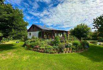 Idyllischer Garten mit Blick auf das Wohnhaus