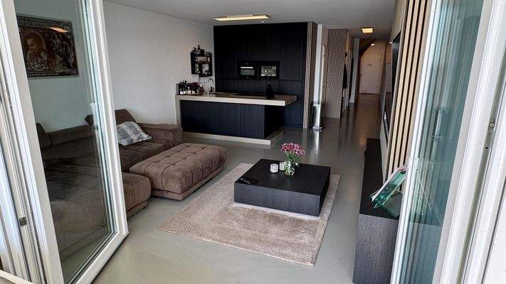 Große Fensterfront Wohnzimm