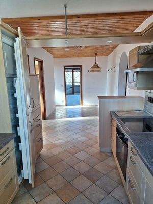 Küche mit Blick durch die Wohnung