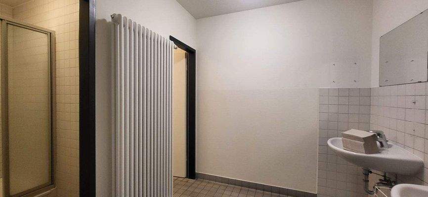 ZWEI GETRENNTE DUSCH-BÄDER