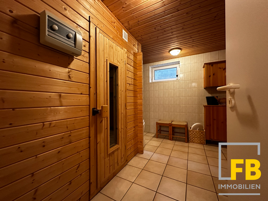 Untergeschoss: Sauna mit Badewanne