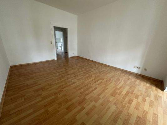 Leerer Wohnraum mit Holzboden