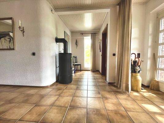 Stilvoller Eingangsbereich mit elegantem Ofen