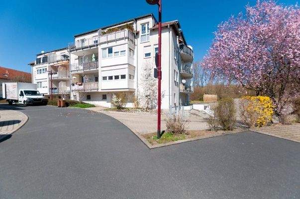 Hausansicht mit Tiefgaragenzufahrt