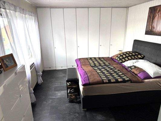 Schlafzimmer mit Einbauschrank I OG
