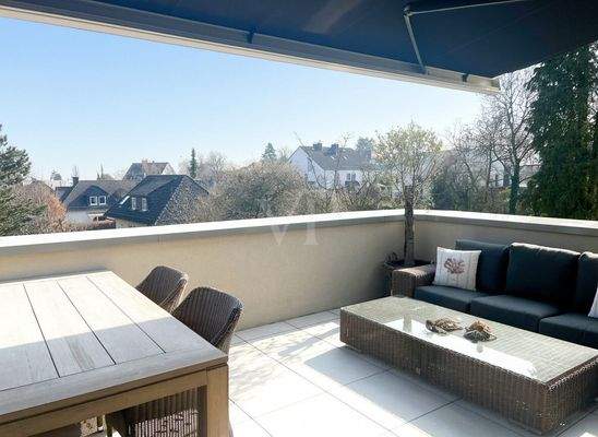 Terrasse mit Sonnenmarkise