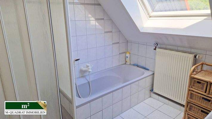 Bad mit Dusche und Wanne DG