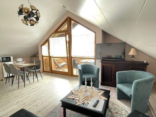 Wohn- und Essbereich mit Balkonzugang